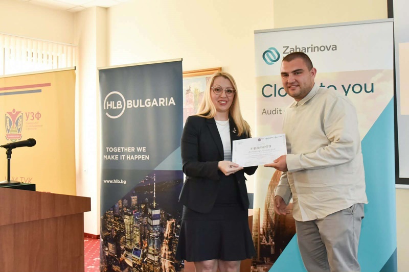 Представител на одиторската компания „Ейч Ел Би България“ връчва сертификат на Димитър Димитров по време на церемонията по награждаване на конкурса „Млад одитор“